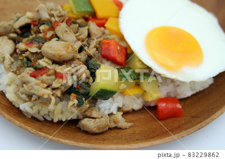 近くで接写しクローズアップしたタイ料理のガパオライス 近くで接写しクローズアップしたタイ料理のガパオライス 83229862