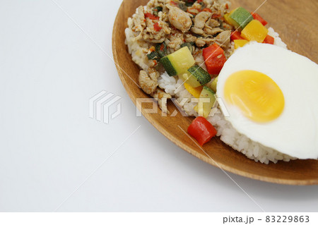 白バックにおかれたタイ料理のガパオライス 白バックにおかれたタイ料理のガパオライス 83229863