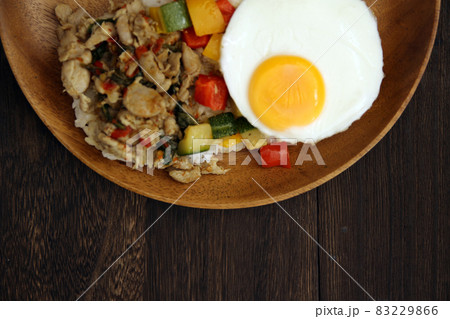 木目のテーブルの上におかれたタイ料理のガパオライス 木目のテーブルの上におかれたタイ料理のガパオライス 83229866