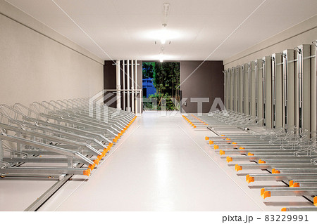 新設された駐輪場の自転車ラック 83229991