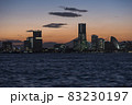 横浜みなとみらいの夕暮れ 83230197