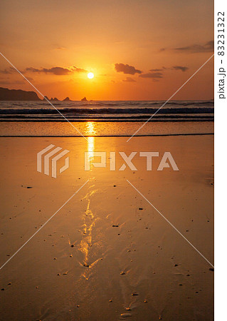 太平洋日向灘に昇る日出で黄昏色に染まった日南海岸の大堂津海水浴場浜と沖に浮かぶ七つ岩と木場島とビロ岩 太平洋日向灘に昇る日出で黄昏色に染まった日南海岸の大堂津海水浴場浜と沖に浮かぶ七つ岩と木場島とビロ岩 83231322