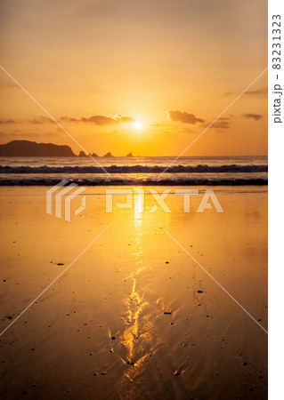 太平洋日向灘に昇る日出で黄昏色に染まった日南海岸の大堂津海水浴場浜と沖に浮かぶ七つ岩と木場島とビロ岩 太平洋日向灘に昇る日出で黄昏色に染まった日南海岸の大堂津海水浴場浜と沖に浮かぶ七つ岩と木場島とビロ岩 83231323