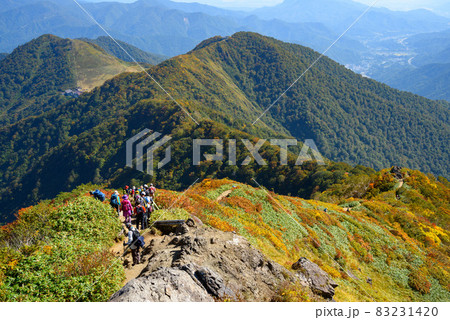 秋の谷川岳・天神尾根と登山者たち（天狗の留まり場展望） 83231420