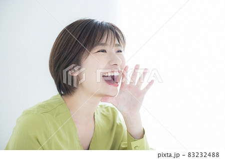 応援する女性 83232488