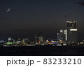 横浜みなとみらいの三日月と夜景 83233210
