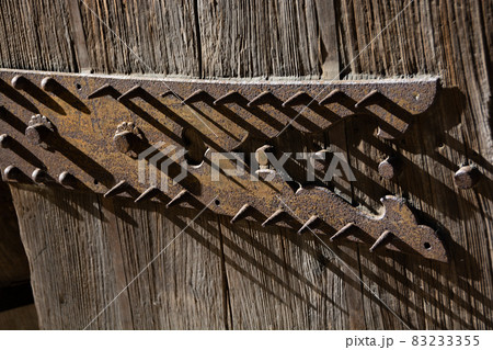 日本の古い門の金具 83233355