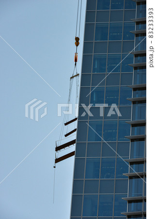 高層ビル建築現場の吊り荷 83233393