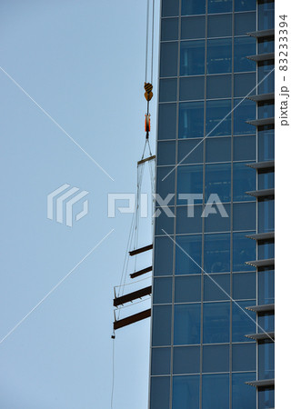 高層ビル建築現場の吊り荷 高層ビル建築現場の吊り荷 83233394