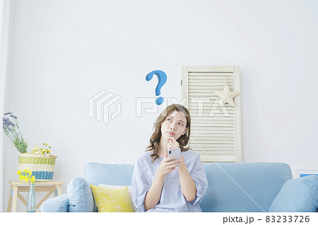 部屋でスマホを使う女性　考える 83233726