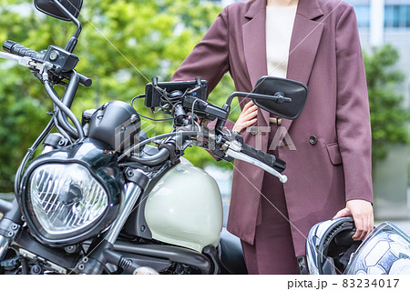バイク通勤をするビジネスウーマンのイメージカット バイク通勤をするビジネスウーマンのイメージカット 83234017