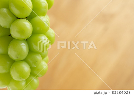 シャインマスカットの房とフローリング　ぶどう　（9月） 83234023