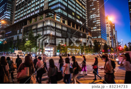 日本の東京都市景観 大手町駅前交差点からビジネス街などを望む 日本の東京都市景観 大手町駅前交差点からビジネス街などを望む 83234733