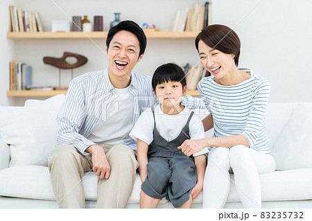 リビングでくつろぐファミリー 83235732