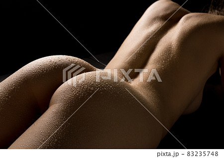 Gorgeous nude woman with drops on curvy buttocks 83235748