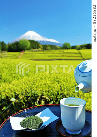 静岡県　新緑の茶畑と新茶　そして富士山 83235882
