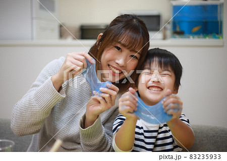 スライムで遊ぶ親子 83235933