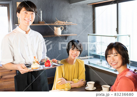 ケーキを持つパティシエと二人の女性　撮影協力「洋菓子店　sentiment」 83236680