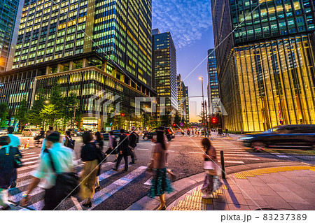 日本の東京都市景観 大手町駅前交差点から夕焼けに映えるビジネス街などを望む 日本の東京都市景観 大手町駅前交差点から夕焼けに映えるビジネス街などを望む 83237389