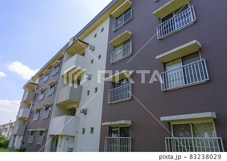 昭和に建てられた古い団地のある風景写真_a_31 83238029