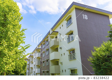 昭和に建てられた古い団地のある風景写真_a_33 83238422