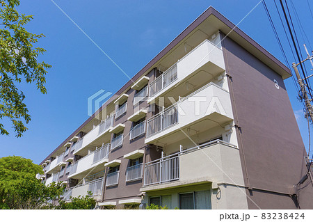 昭和に建てられた古い団地のある風景写真_a_34 83238424