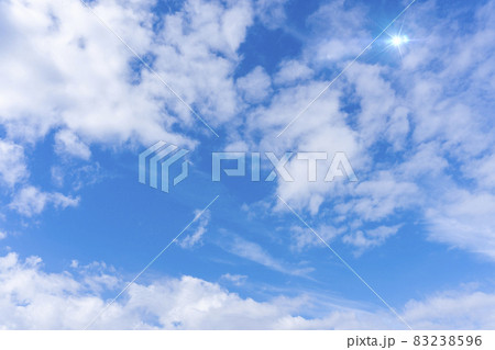 太陽のフレアと爽やかな青空と雲の背景素材_f_01 太陽のフレアと爽やかな青空と雲の背景素材_f_01 83238596