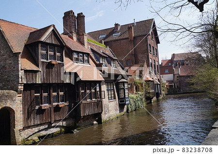 ベルギー ブルージュ ボニファシウス橋から見た運河の写真素材