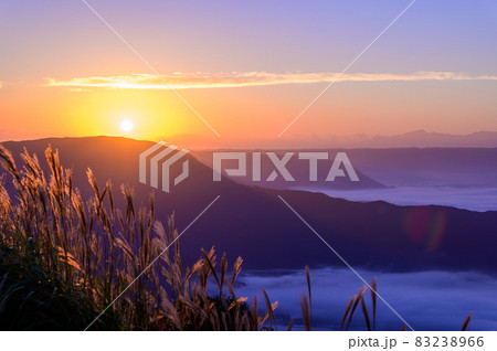 自然絶景 美しい夜明けと日の出(雲海)風景 日本2021年Superb view of nature 自然絶景 美しい夜明けと日の出(雲海)風景 日本2021年Superb view of nature 83238966