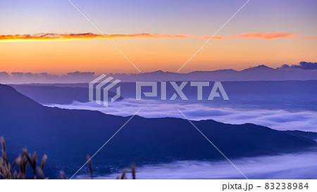 自然絶景 美しい夜明けと日の出(雲海)風景 日本2021年Superb view of nature 自然絶景 美しい夜明けと日の出(雲海)風景 日本2021年Superb view of nature 83238984