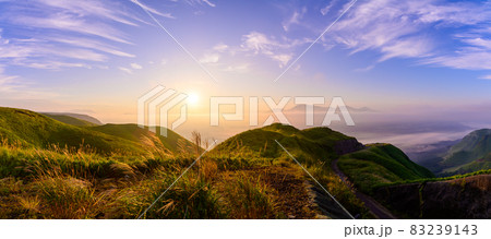 自然絶景　美しい夜明けと日の出(雲海)風景　日本2021年Superb view of nature 83239143