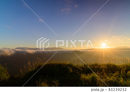 自然絶景 美しい夜明けと日の出(雲海)風景 日本2021年Superb view of nature 自然絶景 美しい夜明けと日の出(雲海)風景 日本2021年Superb view of nature 83239232