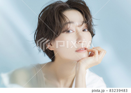 ショートヘアの女性 白いシャツ ショートヘアの女性 白いシャツ 83239483