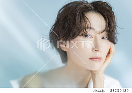 ショートヘアの女性 白いシャツ ショートヘアの女性 白いシャツ 83239486
