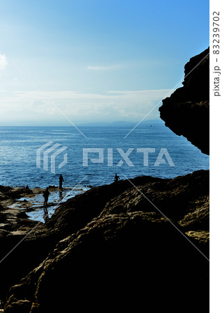 晩秋の江の島　稚児ヶ淵　片瀬西浜海水浴場の風景 83239702
