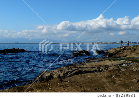 晩秋の江の島　稚児ヶ淵　片瀬西浜海水浴場の風景 83239831