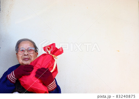 プレゼントとシニア女性 83240875