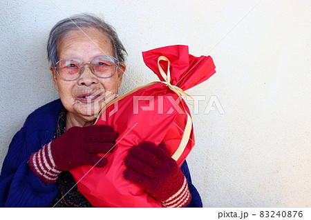 大事なプレゼント　シニアの未来 83240876
