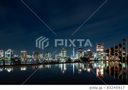 美しい東京湾岸のパノラマ夜景と東京タワー 美しい東京湾岸のパノラマ夜景と東京タワー 83240917