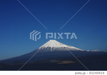 富士山は山頂に雪をたたえ青空に映え、すそ野も綺麗で雄大な立ち姿で現れた 富士山は山頂に雪をたたえ青空に映え、すそ野も綺麗で雄大な立ち姿で現れた 83240919