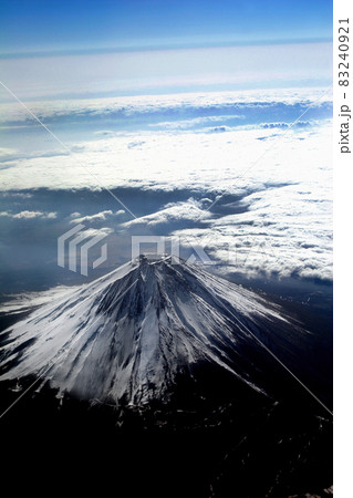 富士山の頂きには白い雪、白い雲海と青い空をバックに神々しくそびえ立つ 83240921