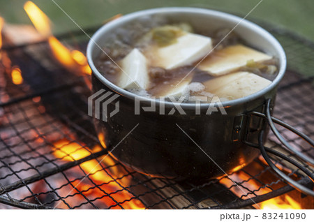 キャンプの鍋 83241090