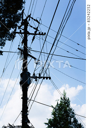 幾重にも重なった電線の分岐 幾重にも重なった電線の分岐 83242252