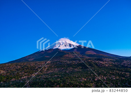 （静岡県）紅葉・雪化粧した富士山　夜明け前 83244850