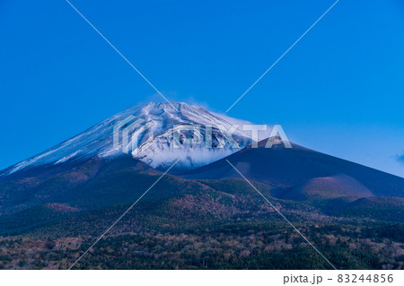 (静岡県)紅葉・雪化粧した富士山 夜明け前 (静岡県)紅葉・雪化粧した富士山 夜明け前 83244856