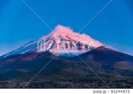 （静岡県）紅葉・雪化粧した富士山　紅富士 83244973