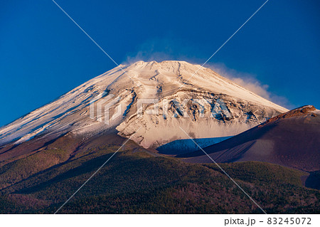 (静岡県)紅葉・雪化粧・朝日を浴びる富士山 (静岡県)紅葉・雪化粧・朝日を浴びる富士山 83245072
