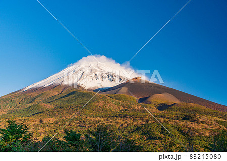 （静岡県）紅葉・雪化粧・朝日を浴びる富士山 83245080