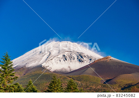 (静岡県)紅葉・冠雪した富士山 (静岡県)紅葉・冠雪した富士山 83245082