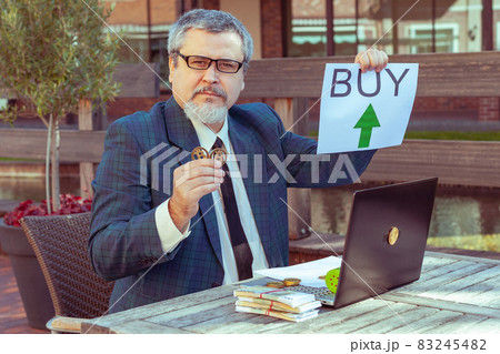 Man calls for buying bitcoin cryptocurrency on the exchange. Man calls for buying bitcoin cryptocurrency on the exchange. 83245482